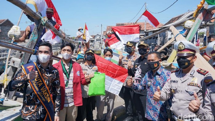 Polisi di Sidoarjo membagikan 200 Bendera Merah Putih di kampung nelayan. Aksi ini untuk menumbuhkan rasa nasionalisme kepada para nelayan.