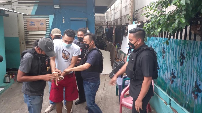 Polisi tangkap pencuri uang Rp 20 juta di mobil boks yang isi bensin di SPBU Duri Kosambi, Jakbar (Dok.Polsek Cengkareng)