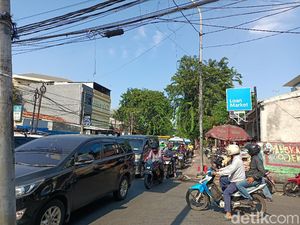 Macet! Pengendara Adu Klakson di Putar Balik Jalan Palmerah Utara