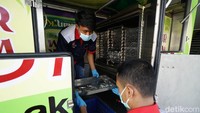 Perusahaan lantas melakukan inisiatif mulia di tengah pandemi Covid-19. Katering yang biasanya melayani calon jamaah haji, kini dialihkan untuk berbagi makanan pada sesama. Foto: Kartika Bagus