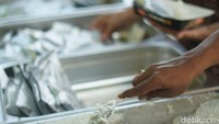 Awalnya perusahaan Makanan Cepat Saji ini menyediakan makanan bagi para calon jamaah haji yang akan pergi ke Mekkah. Namun karena ibadah haji ditunda sementara waktu, katering haji ini beralih mengembangkan makanan cepat saji. Foto: Kartika Bagus