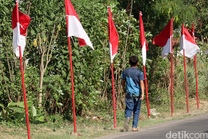 Bendera merah putih mulai menghiasi jalanan di Kabupaten Bandung, Jawa Barat, Kamis (5/8).