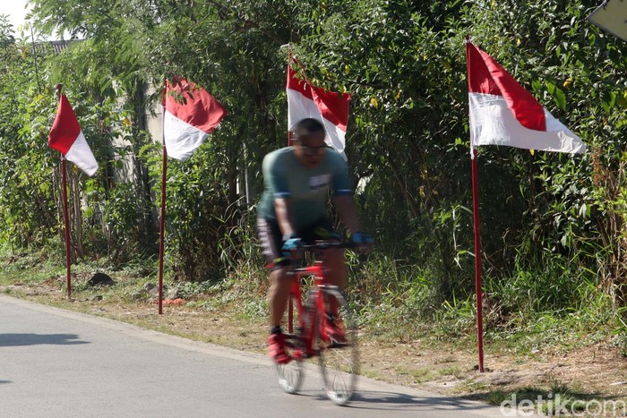 Semarak 17an Bendera merah putih mulai menghiasi jalanan di Kabupaten Bandung, Jawa Barat, Kamis (5/8).