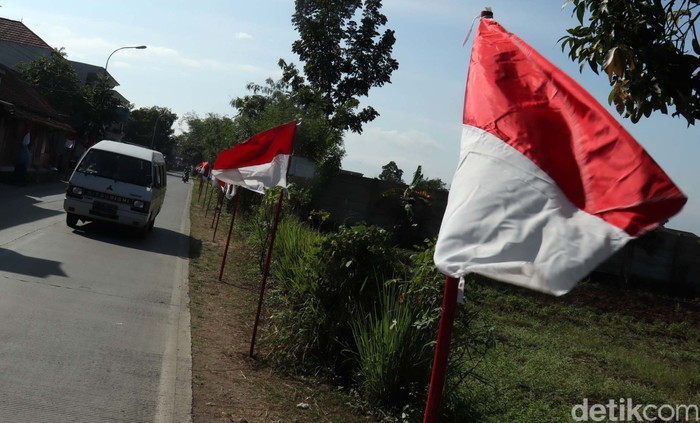 Bendera merah putih mulai menghiasi jalanan di Kabupaten Bandung, Jawa Barat, Kamis (5/8).