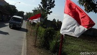 Bendera merah putih mulai menghiasi jalanan di Kabupaten Bandung, Jawa Barat, Kamis (5/8).