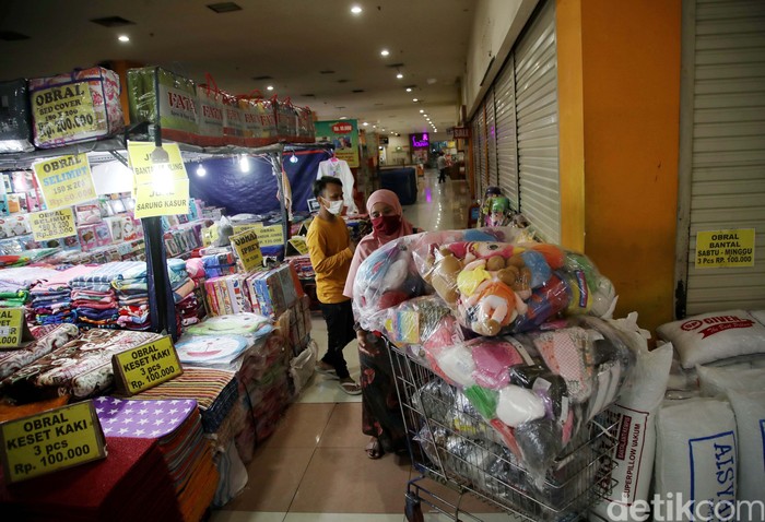 Tampak supermarket di kawasan Jakarta terlihat sepi pembeli. Pertumbuhan ekonomi Indonesia kuartal II 2021 berhasil mencapai angka 7,07% (year on year). Angka ini dirasa dekat dengan prediksi yang telah diproyeksikan Kementerian Keuangan di level 7,1%.