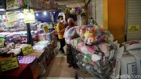 Para pedagang beraktifitas di pusat perbelanjaan yang tampak sepi dan sejumlah toko tutup.