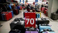 Diskon hingga 70 persen ditawarkan untuk menarik pembeli.