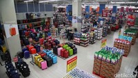 Tampak pusat perbelanjaan masih sepi pengunjung.