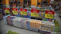 Deretan produk kebutuhan sehari-hari lengang dari pembeli.