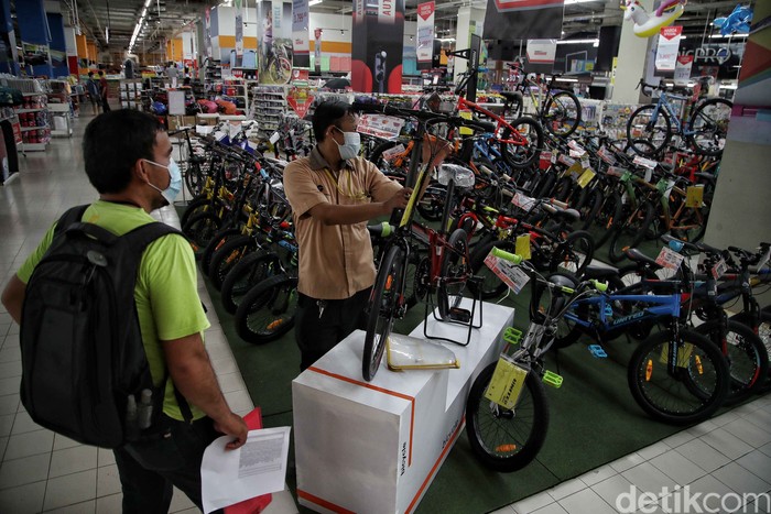 Sepinya Pusat Perbelanjaan di Saat Ekonomi Tumbuh 7 Persen Tampak supermarket di kawasan Jakarta terlihat sepi pembeli. Pertumbuhan ekonomi Indonesia kuartal II 2021 berhasil mencapai angka 7,07% (year on year). Angka ini dirasa dekat dengan prediksi yang telah diproyeksikan Kementerian Keuangan di level 7,1%.