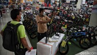 Banyak pihak menilai penerapan Pemberlakuan Pembatasan Kegiatan Masyarakat (PPKM) Darurat hingga PPKM Level 4 sepanjang bulan Juli lalu melemahkan daya beli masyarakat.
