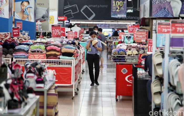 Sepinya Pusat Perbelanjaan di Saat Ekonomi Tumbuh 7 Persen Tampak supermarket di kawasan Jakarta terlihat sepi pembeli. Pertumbuhan ekonomi Indonesia kuartal II 2021 berhasil mencapai angka 7,07% (year on year). Angka ini dirasa dekat dengan prediksi yang telah diproyeksikan Kementerian Keuangan di level 7,1%.