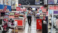 Tampak supermarket di kawasan Jakarta terlihat sepi pembeli, Kamis (5/8/2021). Menurut Menteri Keuangan Sri Mulyani, pertumbuhan ekonomi Indonesia kuartal II 2021 berhasil mencapai angka 7,07% (year on year). Angka ini dirasa dekat dengan prediksi yang telah diproyeksikan Kementerian Keuangan di level 7,1%.