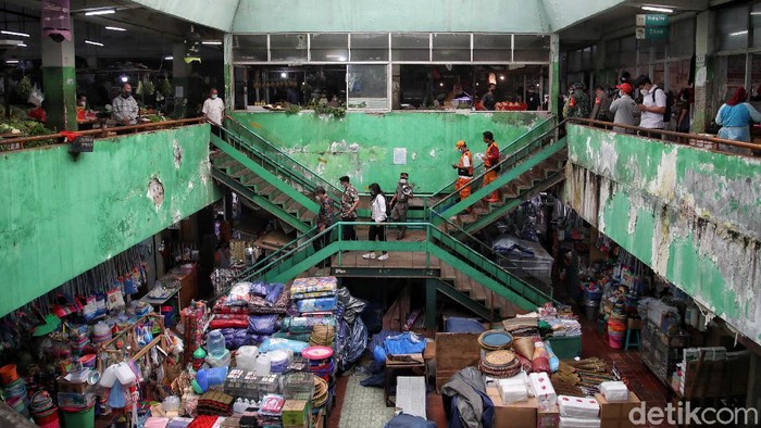 Lurah Sunter Agung bersama Babinsa-Satpol PP melakukan sidak pemeriksaan sertifikat vaksin di Jakarta Utara. Sidak itu sasar pasar tradisional di kawasan Sunter