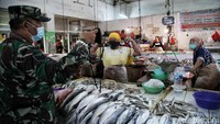 Diketahui, saat ini untuk area pasar tradisional para pedagang dan pembeli  diwajibkan harus vaksin jika ingin memasuki area pasar.  