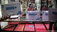 Selain itu mereka wajib menempelkan sertifikat vaksin di tokonya.