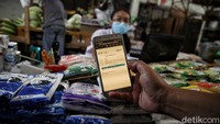 Pantauan di lapangan, beberapa pedagang di pasar tradisional itu mengaku sudah divaksin. Pedagang yang sudah divaksin kemudian diminta untuk memperlihatkan kartu atau sertifikat vaksin.
