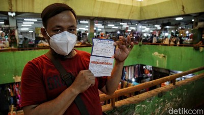 Sidak Pemeriksaan Kartu Vaksin Sasar Pasar Tradisional di Jakut