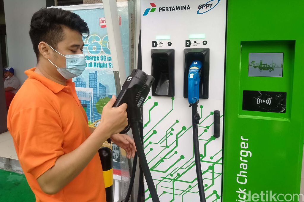 Dua Stasiun Pengisian Kendaraan Listrik Umum (SPKLU) diluncurkan di Jakarta. Salah satunya berlokasi di SPBU Pertamina 31.128.02 MT Haryono, Tebet.