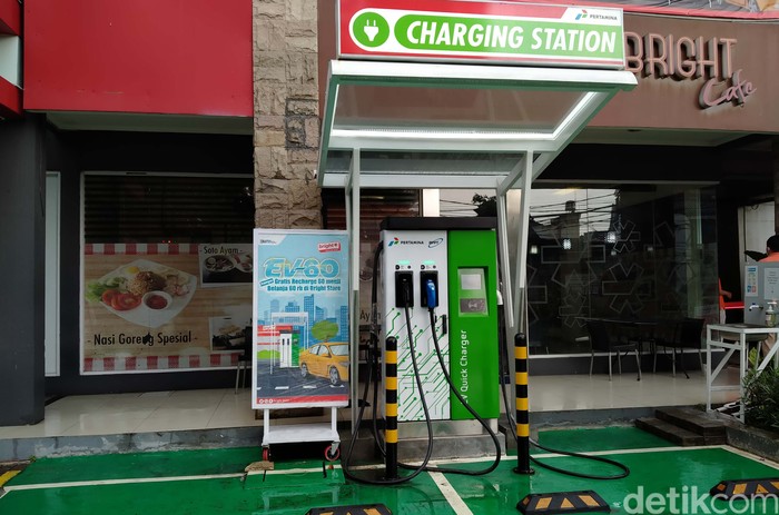 SPBU Listrik Dua Stasiun Pengisian Kendaraan Listrik Umum (SPKLU) diluncurkan di Jakarta. Salah satunya berlokasi di SPBU Pertamina 31.128.02 MT Haryono, Tebet.