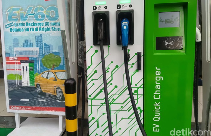 Dua Stasiun Pengisian Kendaraan Listrik Umum (SPKLU) diluncurkan di Jakarta. Salah satunya berlokasi di SPBU Pertamina 31.128.02 MT Haryono, Tebet.