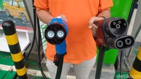 SPKLU di MT Haryono memiliki 3 jenis kontak tusuk atau socket. Dua di antaranya digunakan untuk mengisi listrik pada mobil dengan sistem listrik DC. Satunya lagi untuk sistem AC.