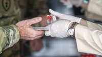 Tentara Amerika yang akan mengikuti Latihan Bersama Garuda Shield ke 15/2021 tersebut harus menjalani test PCR dengan metode usap sebagai penerapan protokol kesehatan. Petugas kesehatan menyerahkan alat tes usap Polymerase Chain Reaction (PCR) kepada tentara Amerika sesaat tiba di Bandara International Sultan Mahmud Baddarudin (SMB) II Palembang, Sumatera Selatan.
