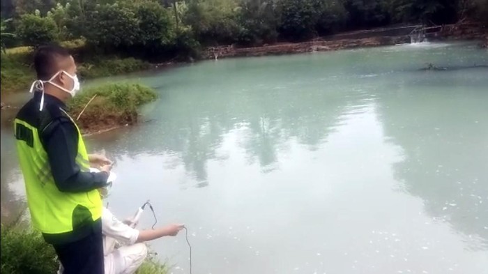 Tercemar limbah asam sulfat, ikan di Sungai Cikaso mati