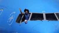 Saat kembali dari Tokyo usai mengikuti Olimpiade Tokyo 2020, Dajomes tampak melambaikan tangannya dari ruangan kokpit pesawat usai pesawat yang membawa para atlet Ekuador itu tiba di bandara yang berada di Quito, Ibu Kota Ekuador. AP Photo/Dolores Ochoa  