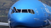 Lifter peraih medali emas, Neisi Dajomes, melambaikan tangan dari ruang kokpit pesawat saat tiba di bandara Kota Equito, Ekuador, Rabu (4/8/2021) waktu setempat. Neisi Dajomes. AP Photo/Dolores Ochoa