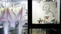 Seorang pelanggan berada di sebuah salon rambut di Tokyo (4/8). Setidaknya 10.000 kontingen, atlet, media dan tim pendukung dari berbagai negara berada di Tokyo selama Olimpiade.  (AP Photo/Ashley Landis)