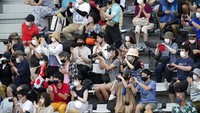 Penonton terbatas menonton langsung cabang olahraga balap sepeda Olimpiade Tokyo di Oyama, Jepang (24/7). Kepada Reuters, Direktur Rumah Sakit Universitas Showa, Hironori Sagara, mengungkapkan bahwa rumah-rumah sakit di Tokyo mulai mengalami krisis. Data di Tokyo menunjukkan bahwa nyaris 70 persen tempat tidur rumah sakit untuk pasien Corona parah telah terisi. (AP Photo/Christophe Ena)