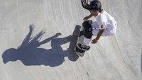 Hiraki saat beraksi dalam nomor papan seluncur (skateboard) untuk merebut medali.