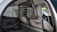 kabin belakang dijadikan ruang kargo yang lengkap dengan pembatas, lantai kayu rata dan karpet berbahan karet. Foto: Pool (Toyota/Motor1)