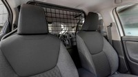 Perubahan yang terlihat jelas pada Yaris ECOVan terletak pada kabin, di mana kursi bagian belakangnya dihilangkan dan menyisakan kursi depan untuk sopir dan penumpang. Foto: Pool (Toyota/Motor1)