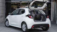 Membahas soal mesin, Yaris ECOVan hadir dengan sistem hybrid yang punya kapasitas 1,5 L serta dibantu oleh motor listrik dan baterai kecil. Mobil ini mampu menghasilkan tenaga hingga 118 HP dan torsi puncaknya di angka 141 Nm. Foto: Pool (Toyota/Motor1)