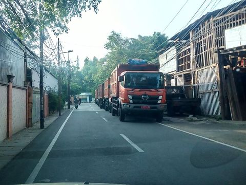 Truk-truk parkir berjejer di Jl Duren Bangka, Jaksel, memakan nyaris setengah badan jalan, 5 Agustus 2021. (Sumber: Yusuf, warga)