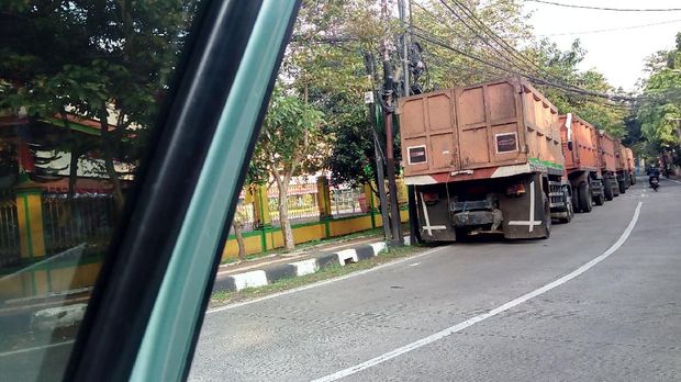 Truk-truk parkir berjejer di Jl Duren Bangka, Jaksel, memakan nyaris setengah badan jalan, 5 Agustus 2021. (Sumber: Yusuf, warga)