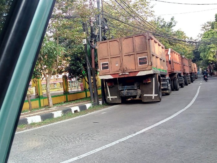 Truk-truk parkir berjejer di Jl Duren Bangka, Jaksel, memakan nyaris setengah badan jalan, 5 Agustus 2021. (Sumber: Yusuf, warga)