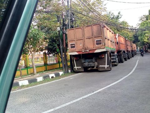 Truk-truk parkir berjejer di Jl Duren Bangka, Jaksel, memakan nyaris setengah badan jalan, 5 Agustus 2021. (Sumber: Yusuf, warga)