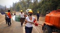 Para perempuan turut aktif menjadi relawan.