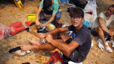 Tatkala Lelah Menyerang Para Relawan Pemadam Kebakaran di Turki