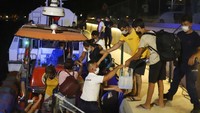Warga Milas dievakuasi setelah kebakaran mendekat kawasan pembangkit listrik di kota tersebut.