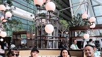 Momen kulineran Tyas dan Raden masih bisa dilihat lewat instagram Tyas. Mereka juga pernah asyik hangout sambil makan di restoran bareng kerabatnya. Foto: instagram @tyasmirasih