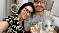 Tyas yang dikenal sebagai pencinta kucing ini memiliki lima ekor kucing di rumahnya. Tak heran kalau Raiden pernah memberi hadiah cake berbentuk kucing saat Tyas merayakan ulang tahun. Foto: instagram @tyasmirasih