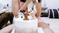 Lagi-lagi bertema kucing, cake ulang tahun ini punya desain simpel namun elegan. Ada lima ekor kucing mungil yang jadi hiasan cake. Kucing ini adalah miniatur kucing kesayangan Tyas.  Foto: instagram @tyasmirasih