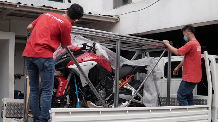 Unboxing Ducati Multistrada V4S pertama di Indonesia