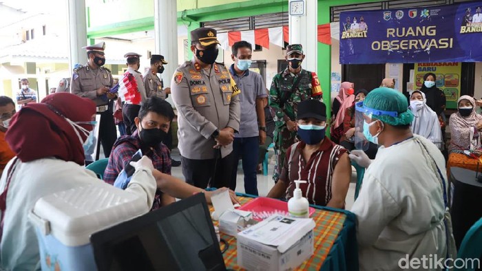 Polisi Kabupaten Mojokerto menggenjot vaksinasi COVID-19 menjelang HUT Kemerdekaan RI. Polisi membuka gerai vaksin merdeka untuk membantu pemerintah mencapai target herd immunity.