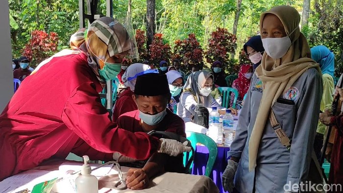 Seratus penyandang disabilitas di Desa Krebet, Kecamatan Jambon menjalani vaksinasi COVID-19. Mereka disuntik vaksin Sinopharm sesuai program pemerintah.